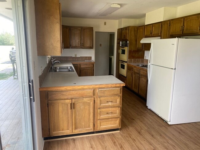 Building Photo - 4 bedroom, 2 bathroom Home off Spring Hill...