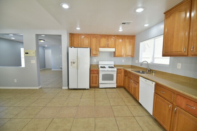 Building Photo - Spacious 4Bed/2Bath/2Car Home located in North Las Vegas w/ Pool!