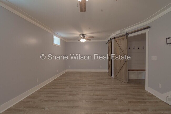Building Photo - 530 Mount View Dr