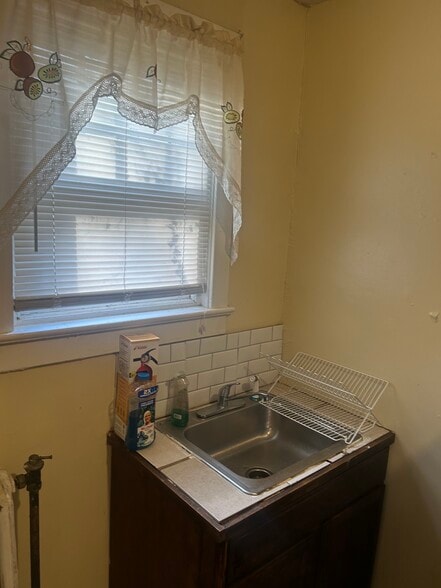 kitchen - 667 Rutherford Ave