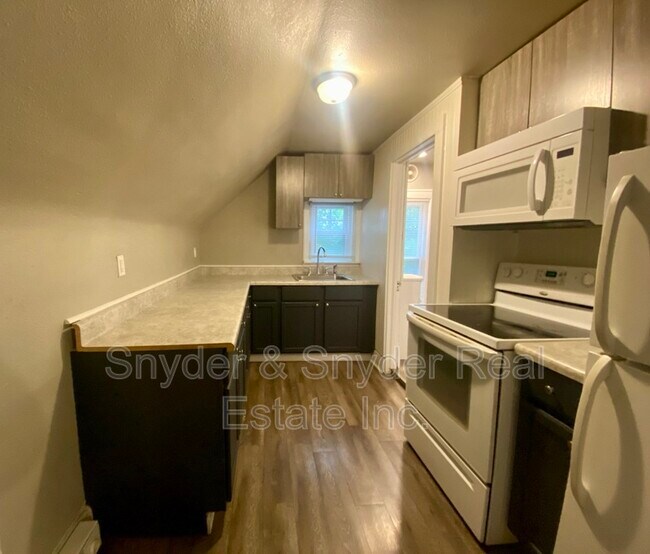 Building Photo - 438 Crestwood Ave