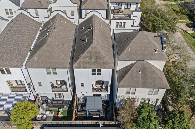 Building Photo - 1139 W 21st St