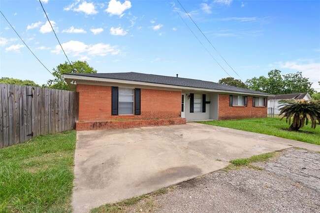 Building Photo - 815 Rugeley St