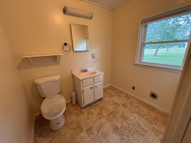 Building Photo - 3 Bedrooms- 2 Bathroom- House in Coosa!