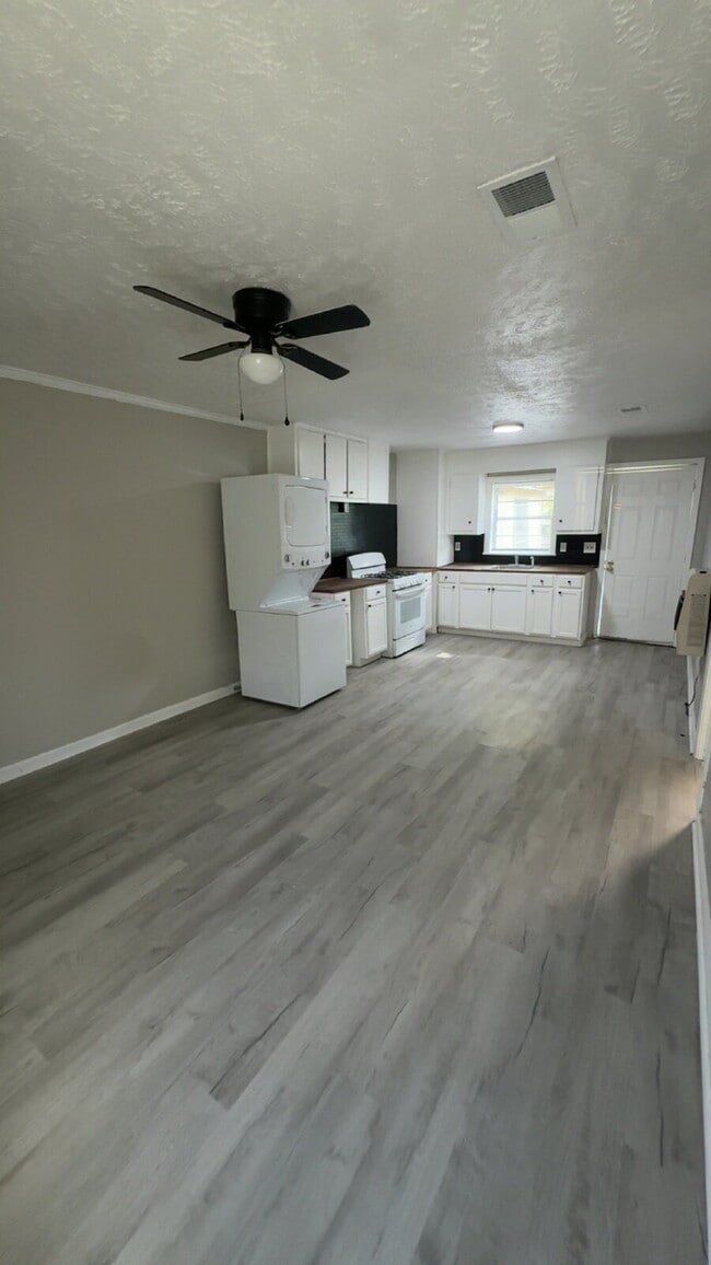 Building Photo - 305 Valentour Rd