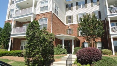Building Photo - Well maintained 2 br 2 ba condo in the gat...