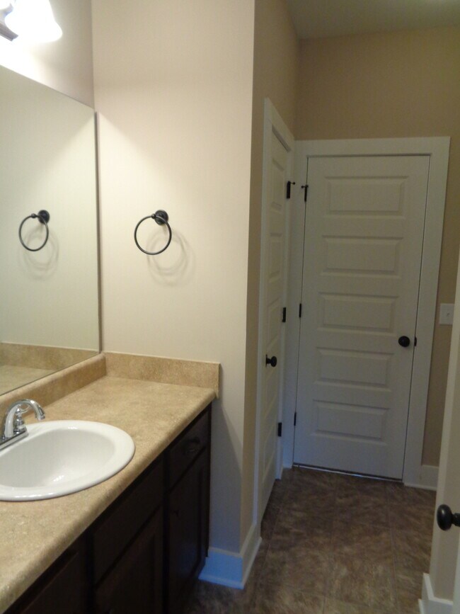 Building Photo - 4395 Ridgemont Cir