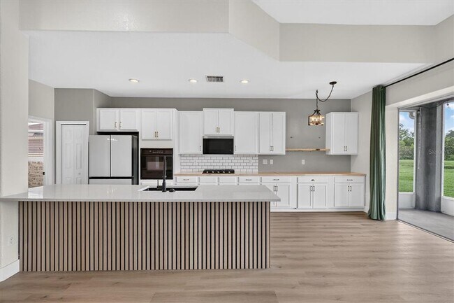Building Photo - 10725 Banfield Dr