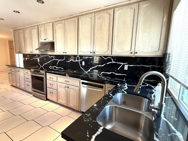 Building Photo - 4 Bedroom 2 Bathroom home available for rent NOW