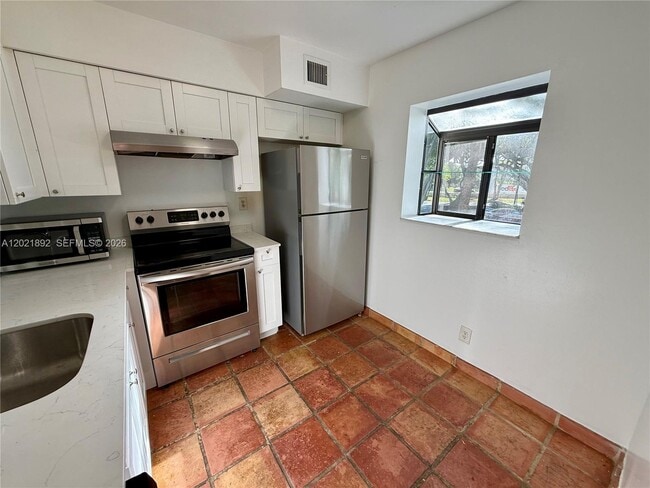 Building Photo - 110 Gardens Dr