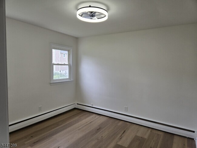 Building Photo - 832 Dewey St