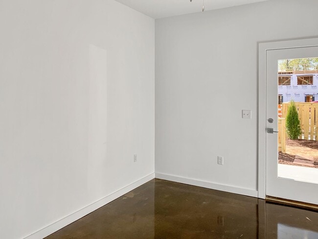 Building Photo - 2 Bedroom, 2 Bathroom downstairs unit in Manchester! Tons of natural light, modern look