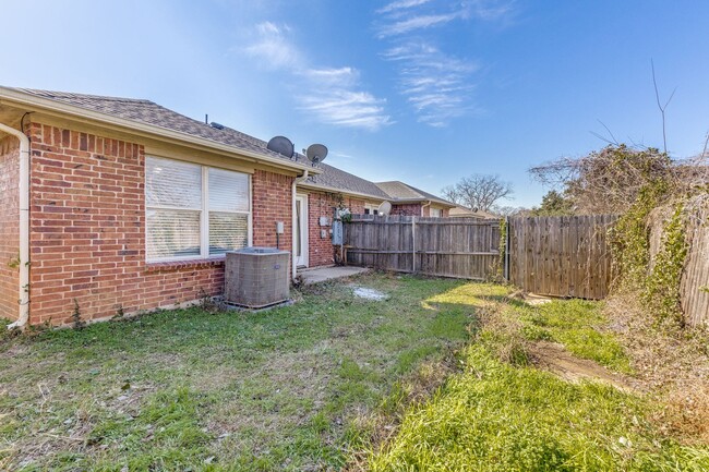 Building Photo - Dynamite Duplex in Arlington - Great Space!