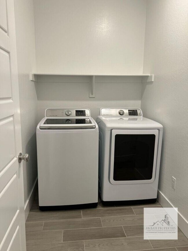 Building Photo - 2710 E Tamarind Dr