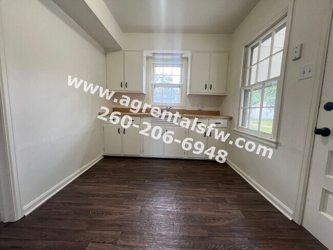 Building Photo - 2 Bedroom House