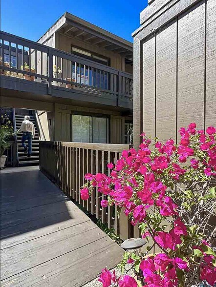Building Photo - 3335 La Mesa Dr