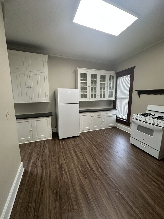 Building Photo - 747 Parker Ave