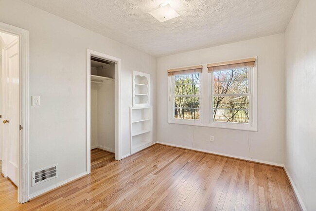 Building Photo - Adorable 2-bdrm/1-bath mid-century modern. Private backyard, sauna, washer/dryer, & more!