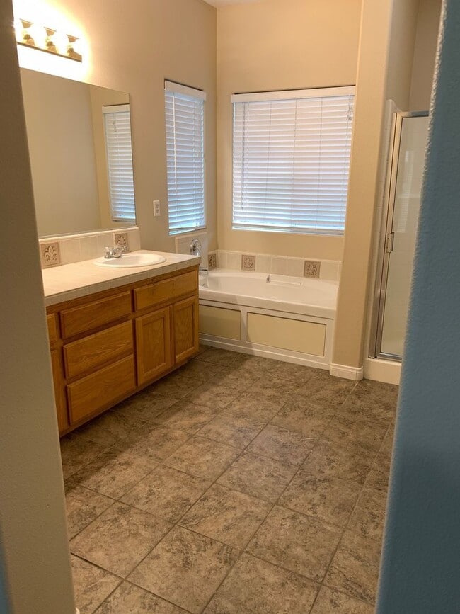 Building Photo - Beautiful 4 bed home in Northwest Bakersfi...