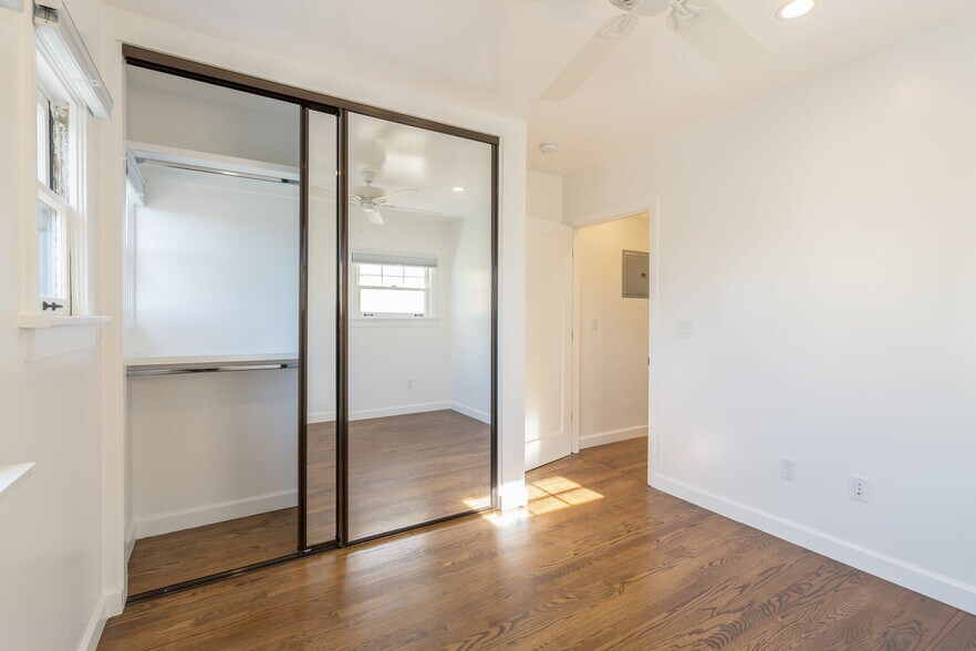 Building Photo - 915 Manhattan Ave