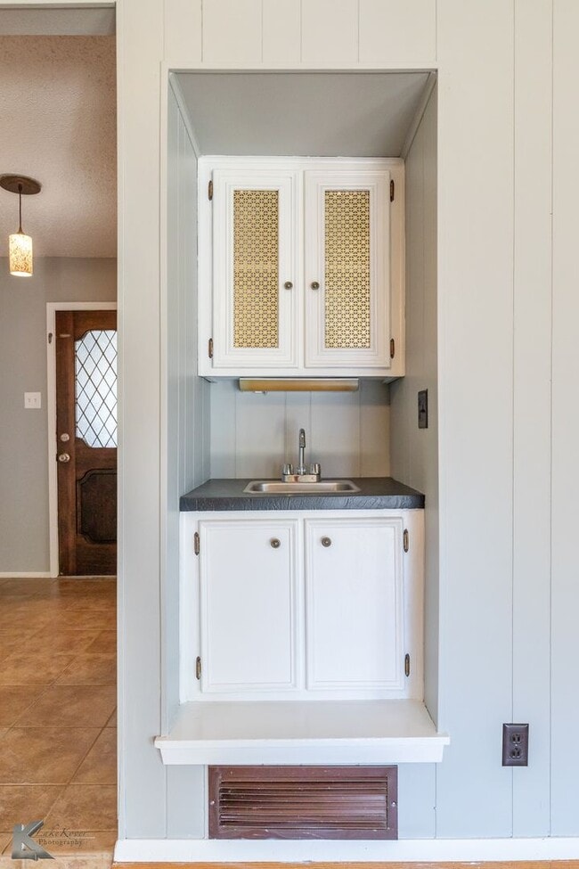 Building Photo - Cul-de-Sac 3/2/2; NEW INTERIOR PAINT DEC 2025; NEW CARPET DEC 2025!