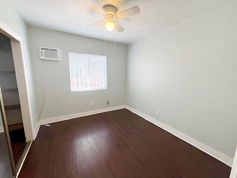Building Photo - 1512 W 53rd St