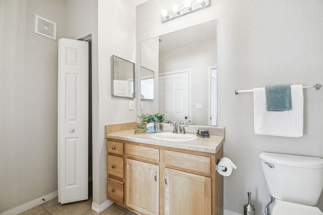 Building Photo - Elegant 1-Bedroom Condo with Lakeside Views in Resort-Style Community