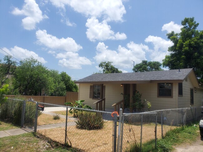 Building Photo - 1822 Hays St