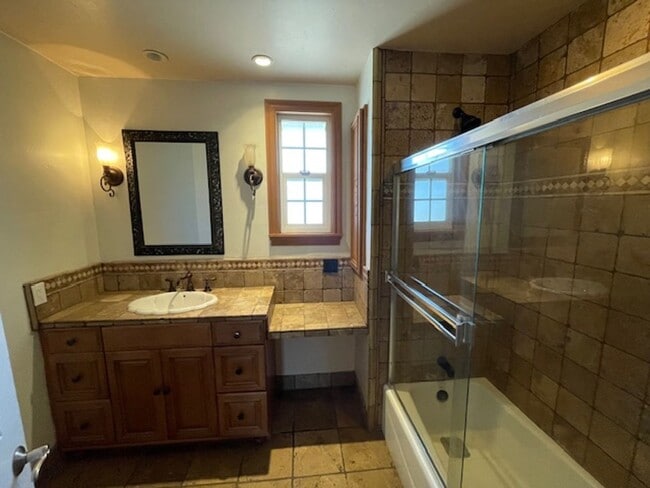 Building Photo - Spacious 4 Bedroom Oxnard Home with Custom...