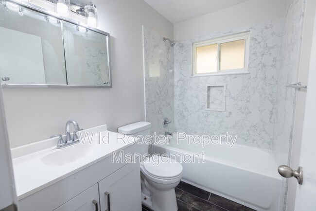 Building Photo - 7256 S Land Park Dr