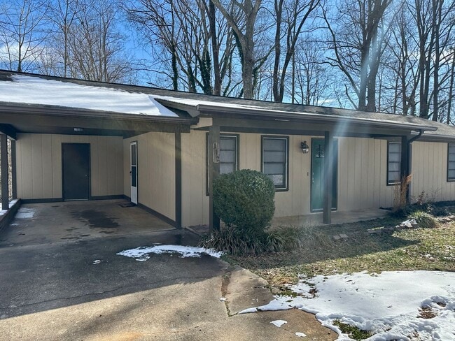 Building Photo - 3 Bedroom 1.5 Bathroom Home - Newly Updated - Available Now