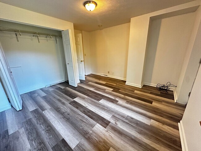Building Photo - Spacious & Updated 2-Bedroom Apartment