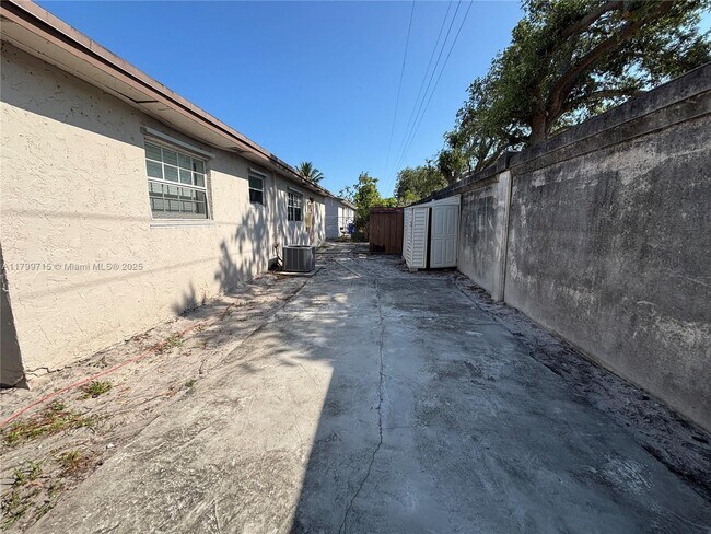 Building Photo - 1251 SW 11th Ave