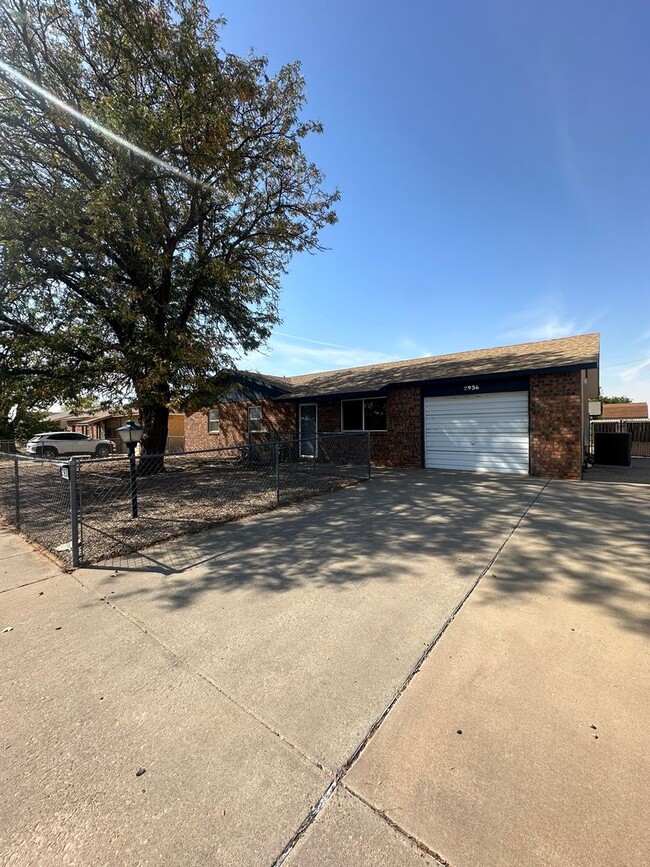 Building Photo - Spacious 4 Bed Home! Large Backyard with a...