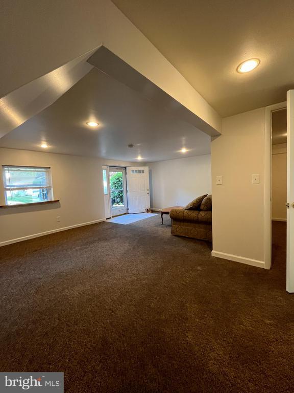 Building Photo - 1213 Farmington Ln