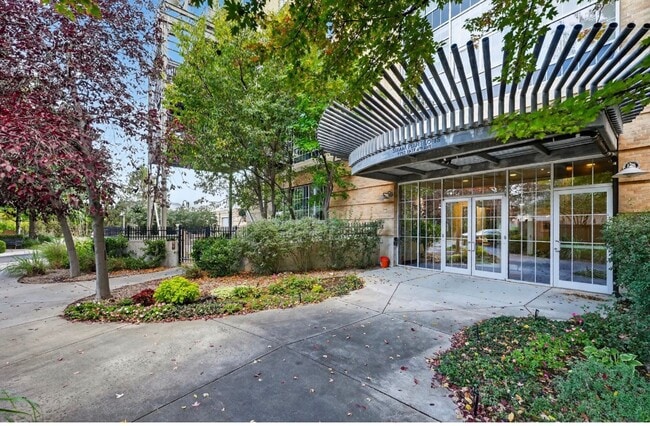 Building Photo - Stunning 3 bedroom Loft