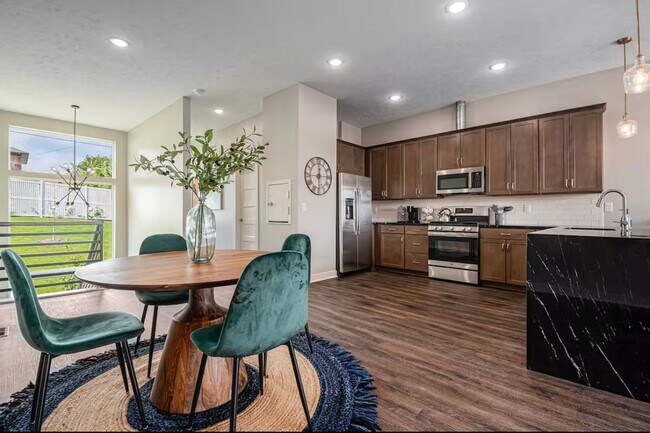 Building Photo - Fully Furnished 2 Master Suites | Luxe Townhome Near UNMC