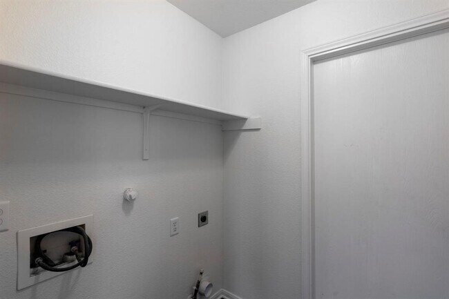 Building Photo - 210 Summerside Ave