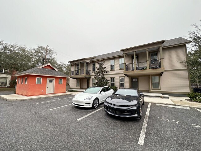 Building Photo - Rosemary Square - Lovely 3 Bedroom, 3 Bath...