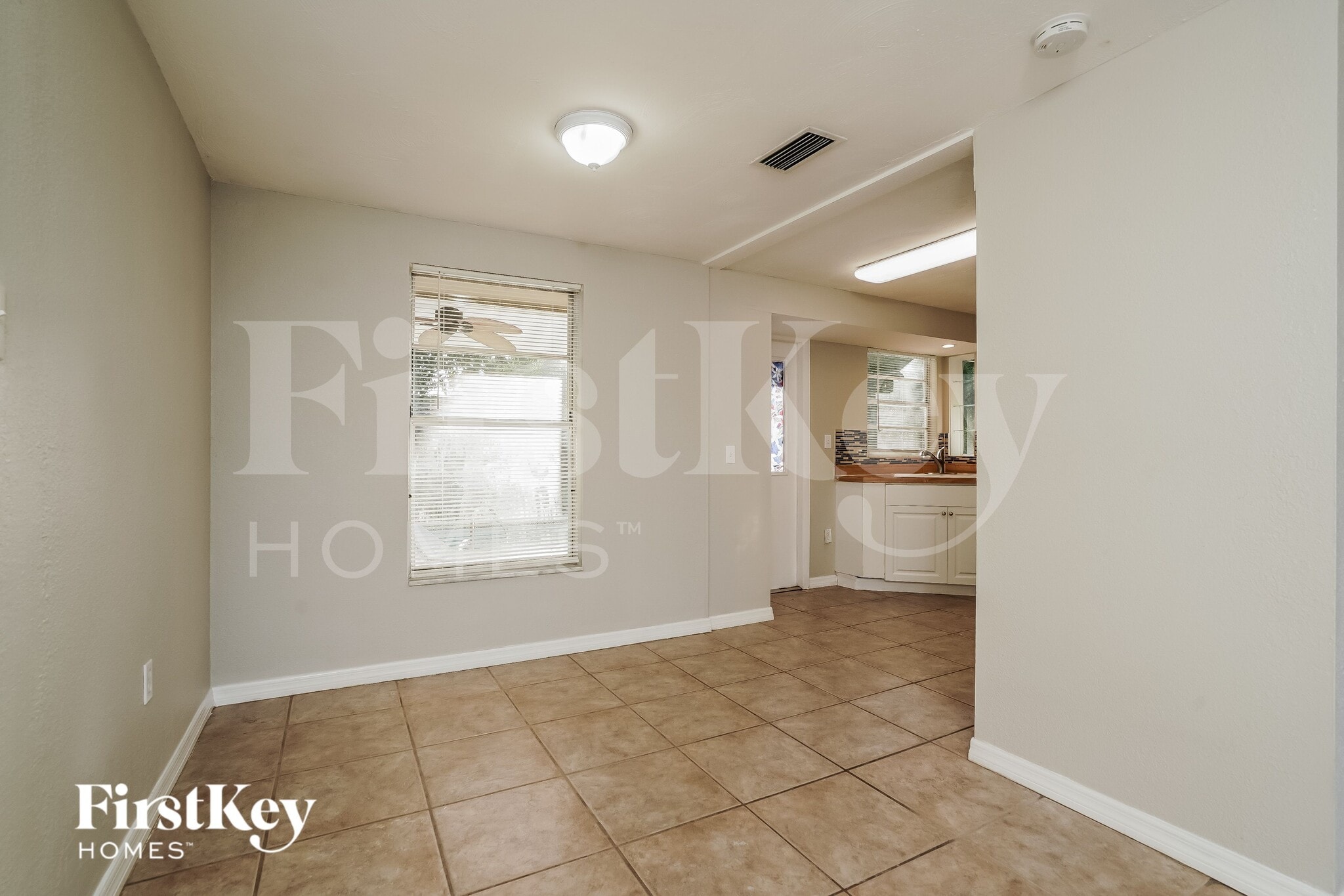 Building Photo - 2582 Lake View Blvd