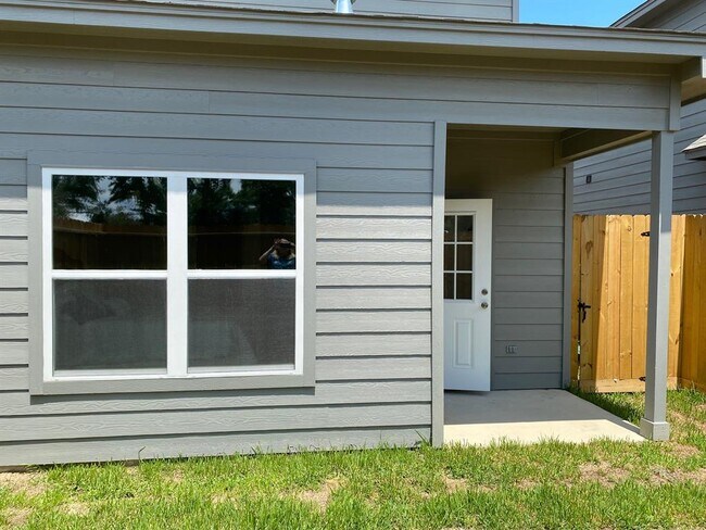 Building Photo - 24029 Wildwood Rd
