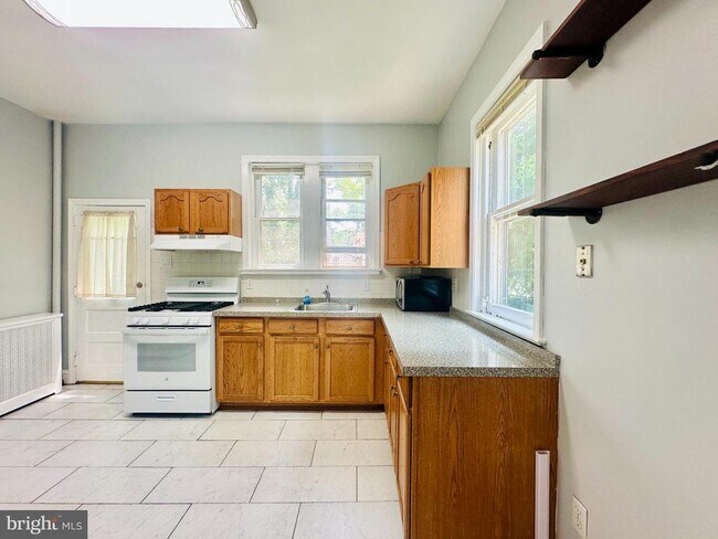 Building Photo - 146 Sumac St