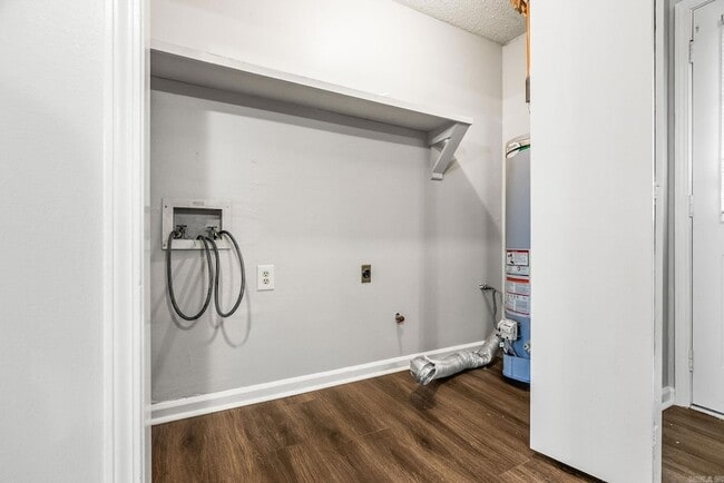 Building Photo - 19 Oak Forest Dr