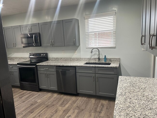 Building Photo - Charming 4BR House in Steubenville