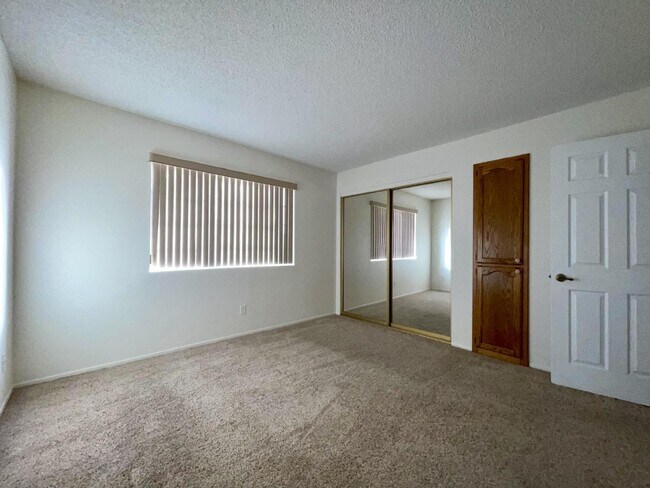Building Photo - 2bed 2bath Gated Community with a Swimming Pool