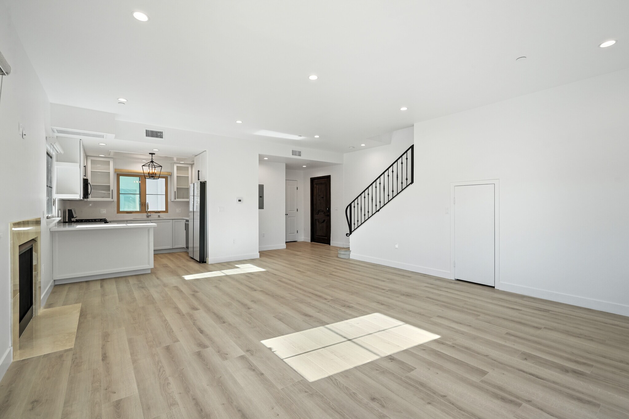 Building Photo - 11474 Moorpark St