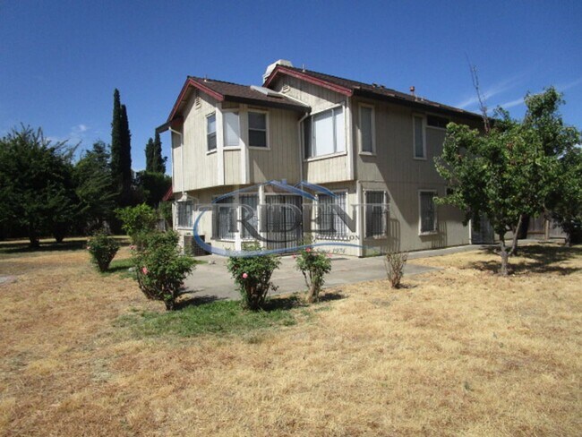 Building Photo - Large 4 bedroom, 3 bath house located on a large lot