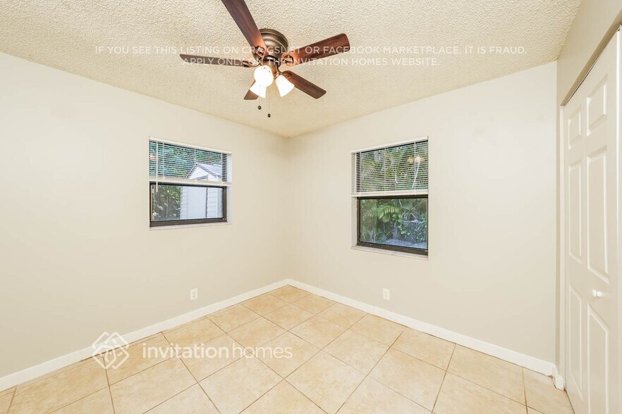 Building Photo - 9014 Fashion Pl