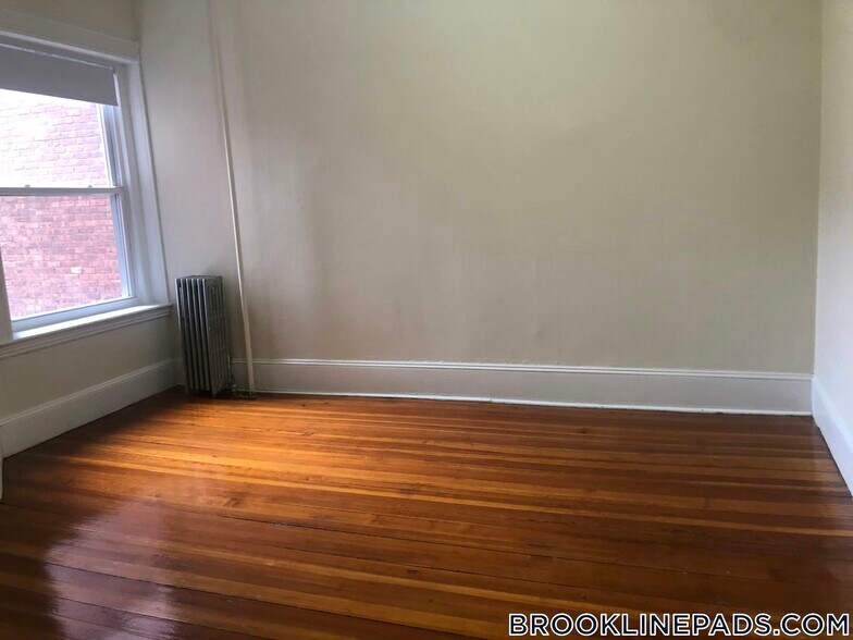 Building Photo - 1595 Beacon St
