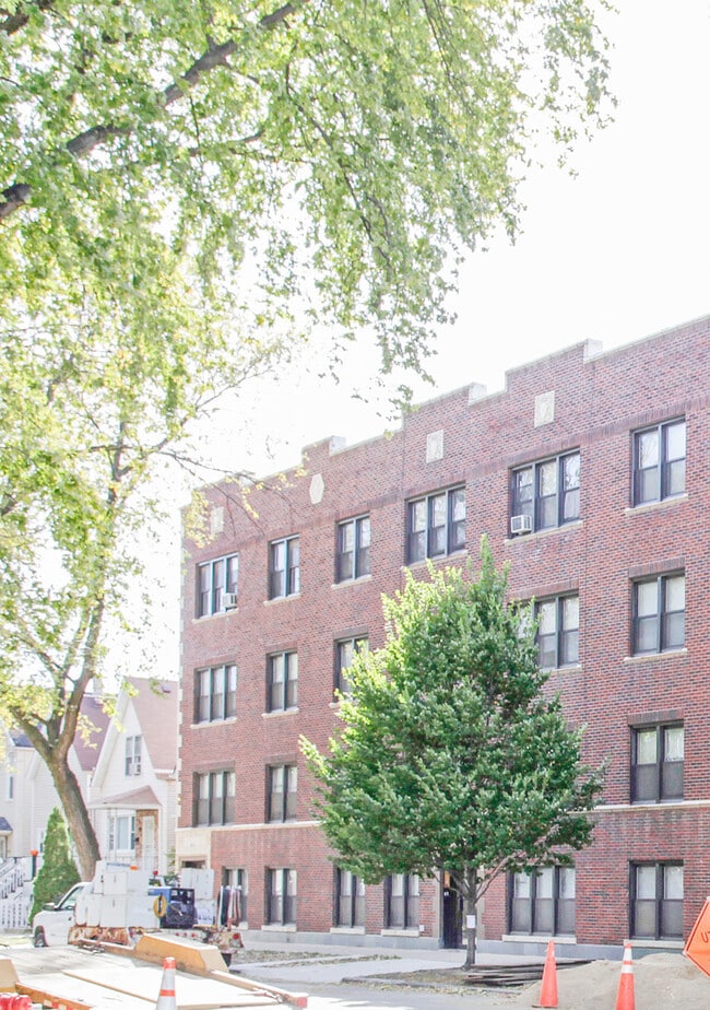 Primary Photo - 2039 W Wellington Ave